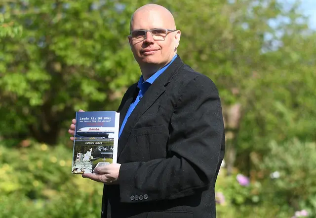 Der Luftfahrtjournalist Patrick Huber hat nach 15-jähriger investigativer Recherche ein Sachbuch über den Absturz der Lauda-Air-Maschine „Mozart“ veröffentlicht. Das Werk beleuchtet technische Ursachen sowie die Folgen des Unglücks für Angehörige und Zeitzeuginnen und Zeitzeugen. | Foto: Patrick Huber