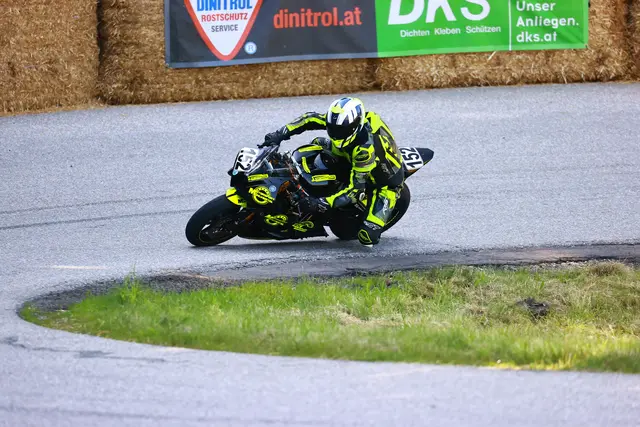 Motorsportler drehen beim Bergrennen in Julbach wieder am Gasgriff