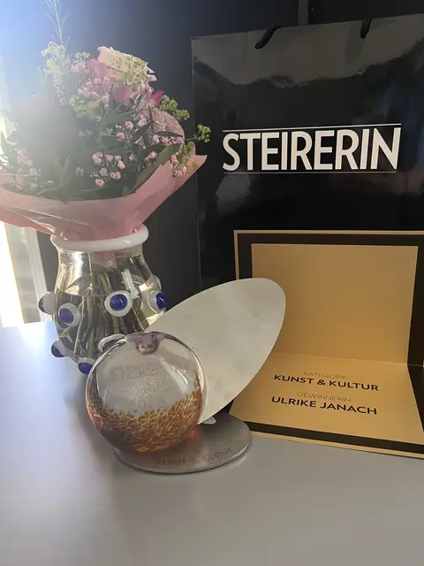 Diese Auszeichnung bekommt bei Ulrike Janach einen Ehrenplatz. | Foto: Die Steirerin