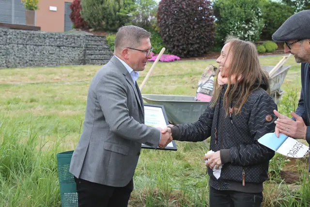 Bernadette Goldberger  überreichte die Urkunde an Bürgermeister Martin Mairhofer. | Foto: MeinBezirk Rohrbach