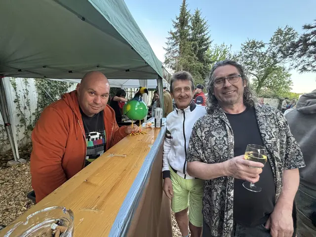DJ-Urgestein Wolfang Götz, Radler Leopold Haselmann und Hausherr Ferdi Stastny | Foto: sg