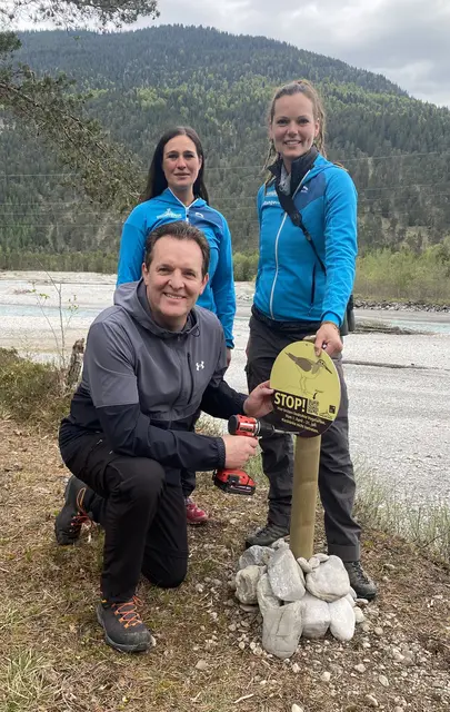 Landesrat René Zumtobel mit Geschäftsführerin Nora Schneider (links) und Rangerin Kathrin Hüffmeier (rechts) im Naturpark Tiroler Lech.  | Foto: Naturpark Tiroler Lech