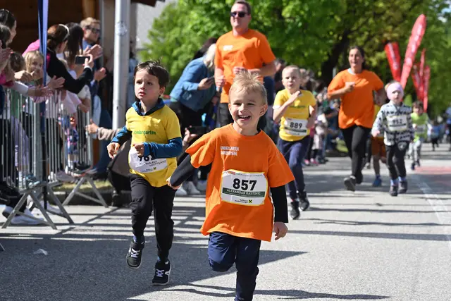 Papierstadtlauf Laakirchen: Fast 200 Kinder beim Raiffeisen Kinderlauf am Start. | Foto: Wolfgang Spitzbart