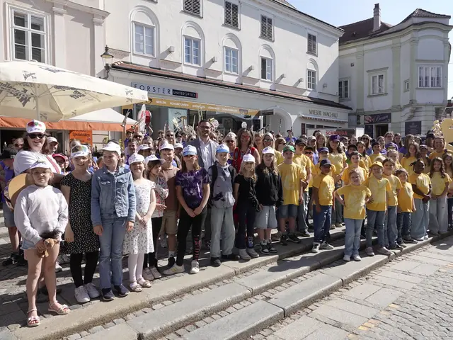 Bürgermeister Patrick Strobl begrüßte die begeisterten Musiker am Rathausplatz und bedankte sich recht herzlich beim Organisationsteam rund um Sabine Reichly von der Volksschule Kilb und Thomas Fellner von der Musikmittelschule Melk. | Foto: Wimmer