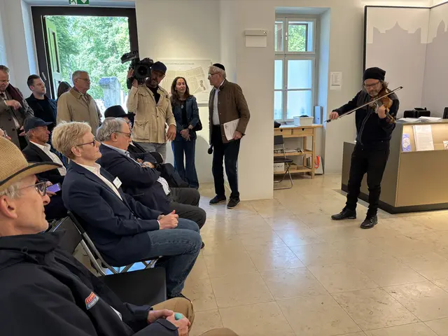 Aliosha Biz bei seinem Geigenstück zum Festakt anlässlich der Sanierung des ältesten Teils des Jüdischen Friedhofs Währing. | Foto: Mathias Kautzky/MeinBezirk