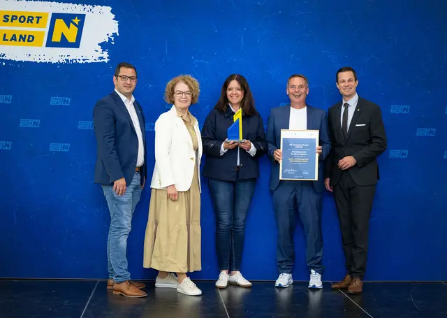 Landtagsabgeordneter Philipp Gerstenmayer, Bildungslandesrätin Christiane Teschl-Hofmeister, Claudia Zeilinger, Patrik Schuch und Bildungsdirektor Karl Fritthum (v.l.).

  | Foto: NLK Pfeffer