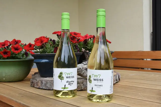 Alkoholfreier Wein und alkoholischer Wein des Weingut Weiss | Foto: Julia Lirsch / MeinBezirk