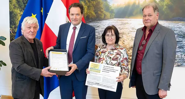 Von links: Manfred Doppler (AAK-Obmann), Minister Norbert Totschnig, Elisabeth Hackl-Winkler (stellvertretende AAK-Obfrau) und Gerold Wagner (Projektverantwortlicher). | Foto: BMLUK/Hemerka