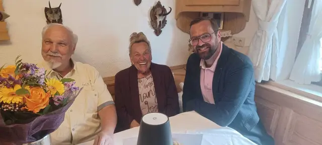 Magdalena Jäger mit Gratulanten Karl Scherzer (Seniorengruppe, li.) und Bgm. Matthias Fink. | Foto: Gemeinde Wildermieming