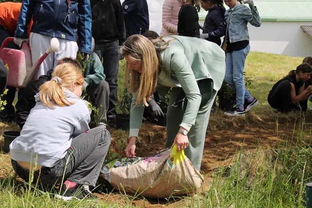 Schüler pflanzten gemeinsam mit Maria Gabriel-Oberngruber, Chefin von Garten Verde, Pflanzen für den Naschgarten. | Foto: MeinBezirk Rohrbach