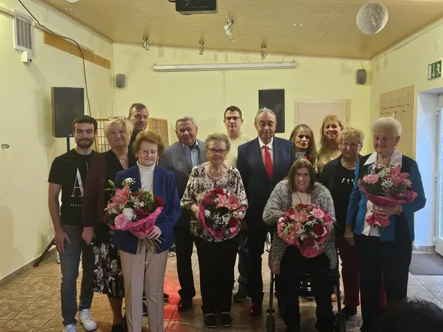 Bürgermeister Wolfram Erasim mit den geehrten Müttern und dem Team der SPÖ. | Foto: Rabensburg