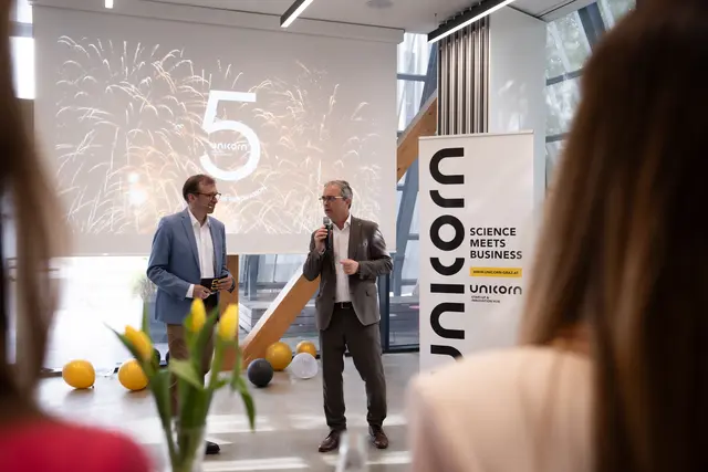 Unicorn-Geschäftsführer Bernhard Weber mit Uni-Rektor Peter Riedler. 