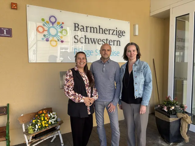 Besuch des Pflegehauses St. Louise: Monika Taboga und Alfred Cerny vom AMS St. Pölten mit Barbara Pitha-März (Stv. Heimleitung). | Foto: Lauren Fahrenberger / MeinBezirk