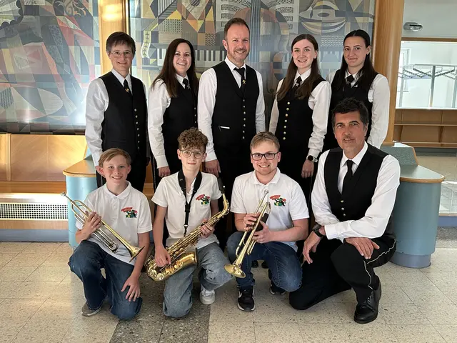 Heidi Gradwohl, Petra Weis, Obmann Michael Wolf, Sara Bernhard, Anika Hartmann, Maxi Indra, Viktor Sladecek, Lorenz Trost und Kapellmeister Peter
Schubert | Foto: Werkskapelle Traisen