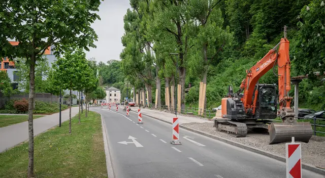 Die Bauarbeiten in der Leopoldskronstraße sollen den Geh- und Radweg sicherer und komfortabler machen. Gleichzeitig werden die Bedingungen für die bestehenden Bäume verbessert. | Foto: Stadt Salzburg/Alexander Killer