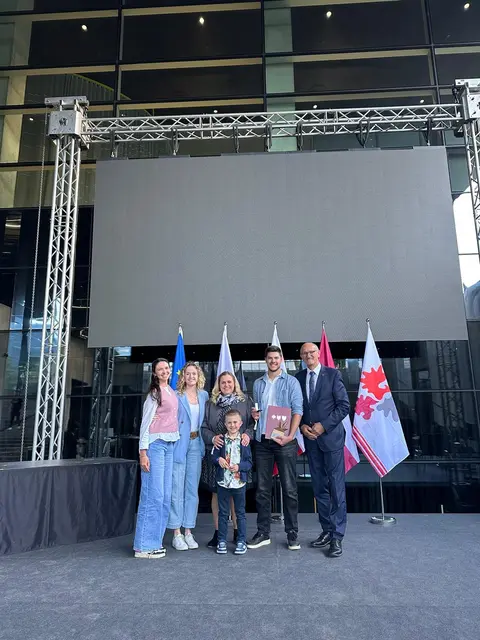 Gruppenfoto mit Landeshauptmann Anton Mattle am Ende der würdevollen Verleihung