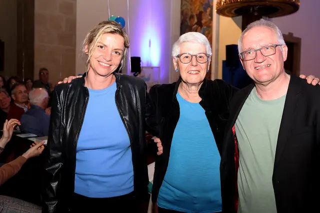 Die Sängerinnen Steffi Zens und Gabi Riedl mit Chorleiter Erich Schwab. | Foto: Eduard Riedl
