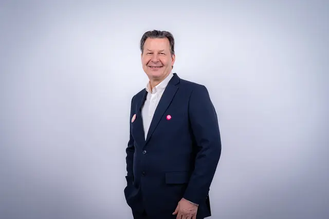 Christian Prochazka (Neos) möchte mehr Fahrradgaragen in Döbling.  | Foto: Neos