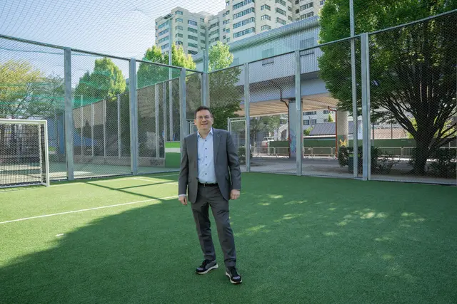 Bezirksvorsteher Wilfried Zankl (SPÖ) im frisch sanierten Ballspielkäfig an den Eisteichen. | Foto: BV12/Mallinger