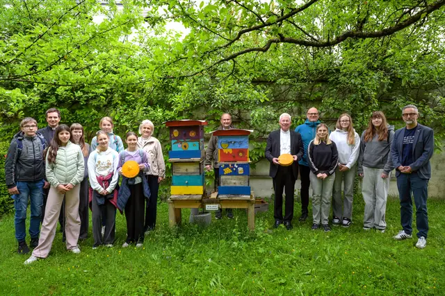 Bienenstock Übergabe an Erzbischof Franz Lackner.  | Foto: Erzdiözese Salzburg (eds)/ Hiva Naghsi