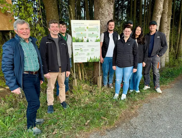 Josef Flotzinger, Bauernbundobmann Wolfgang Freund, Johannes Duscher, Maximilian Hofinger, Ortsbäuerin Sarah Doblhammer, Alex Hofinger, Angela Hofinger, Andreas Hofinger. | Foto: Hofinger