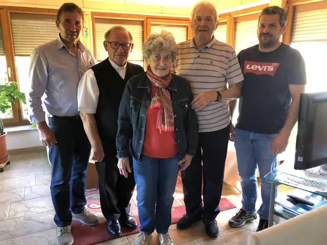 85. Geburtstag: Bürgermeister Franz Wachter, Dechant Karl Schlögl, Erna Kröpfl, Johann Gruber und Gemeinderat Michael Pree | Foto: Gemeinde Deutsch Schützen-Eisenberg