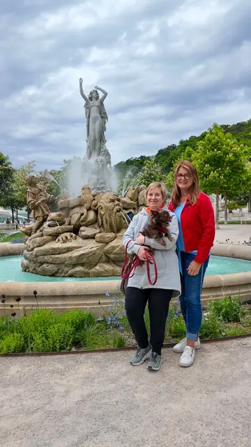 Videografin Silvia Eitler und die Autorin Gabriele Hasmann starten neuen Podcast „Badener Zeitspur“ mit Hund Bari.  | Foto: Silvia Eitler