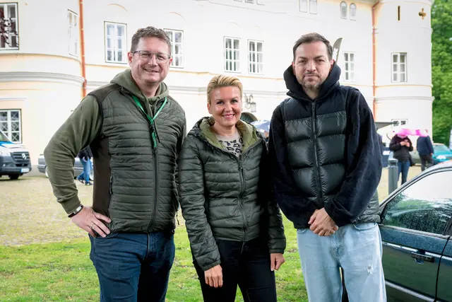 Auto- und Tuningfans: Mario Deutschmann, Verwaltungsdirektor der Kärntner Jägerschaft, Stadträtin Sandra Wassermann und Veranstalter Andreas Füllborn.