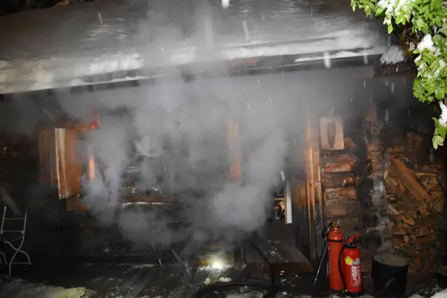 Die Feuerwehr rückte in der Nacht auf Freitag zu einem Brandeinsatz im Stilluptal bei Mayrhofen aus. Trotz winterlicher Bedingungen mit 10 bis 15 Zentimetern Neuschnee konnte rasch „Brand aus“ gegeben werden. | Foto: zoom.tirol