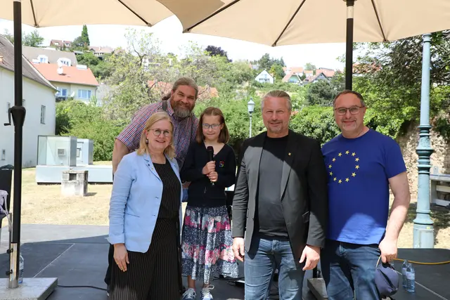 v.li.n.re.: EU-Gemeinderätin Elisabeth Kreuzhuber, Gemeinderat Klaus Bergmaier, Sängerin Ivy May, Bürgermeister Peter Molnar sowie Initiator und EU-Gemeinderat Robert Simlinger | Foto: Stadt Krems