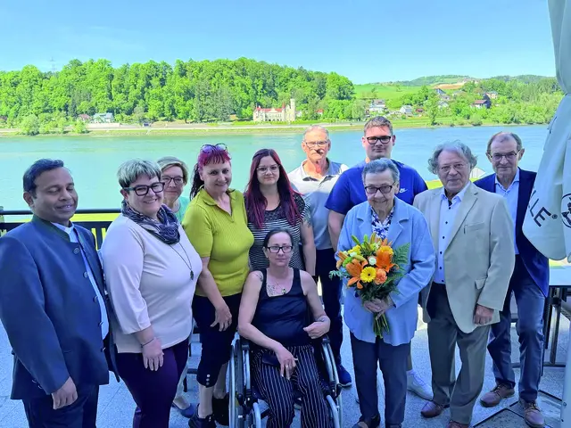 Vikar Biju Ammianikkal, OV Monika Raffetseder, Marianne Burgstaller, Regina Strobl, Lisa Strobl, Susanne Peham, Franz Strobl, Jubilarin Maria Peham, Jonas Strobl, Senioren-Obm. Gottfried Burgstaller und Johann Prinz.

 | Foto: Marktgemeinde Ardagger