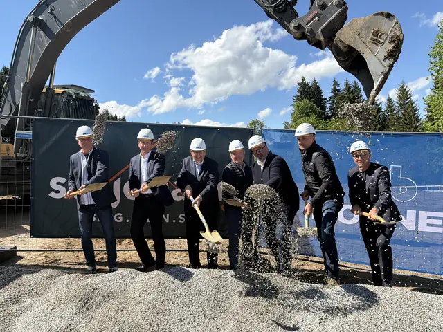 Gesellschafter Jürgen Marbach, Bürgermeister Stefan Seiwald (St. Johann), Aufsichtsratsvorsitzender KR Anton Pletzer, Bürgermeister Hans Schweigkofler (Oberndorf), TVB-Obmann Josef Grander, Bergbahnen-Geschäftsführer Michael Gritsch und Gesellschafter Nico Schönecker beim Spatenstich für die neue Jodlalm-Gondelbahn (v. li.). | Foto: Johanna Bamberger