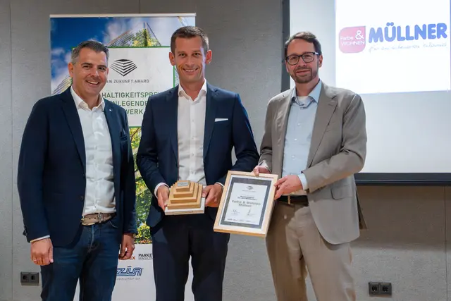 Steffen Kallus (Business Unit Leiter Uzin), Lukas Müllner (Geschäftsführer Farbe &amp; Wohnen Müllner) und Tim Steiner (SN Verlag). | Foto: Uzin Utz SE