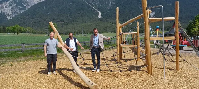 Freuen sich über die Neuanschaffung: Philipp Pilser, Bgm. Matthias Fink und Michael Höpperger. | Foto: Gemeinde Wildermieming