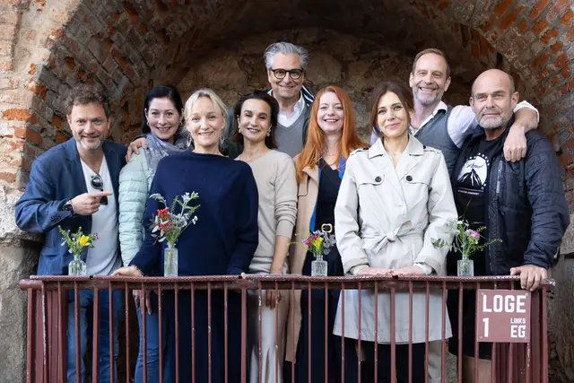 Bringen das berühmte Hofmannsthal-Stück in die Steiermark: Regisseur Nicolai Tegeler (l.) mit einem Teil des Grazer Jedermann-Ensembles.  | Foto: Region Graz/Harry Schiffer