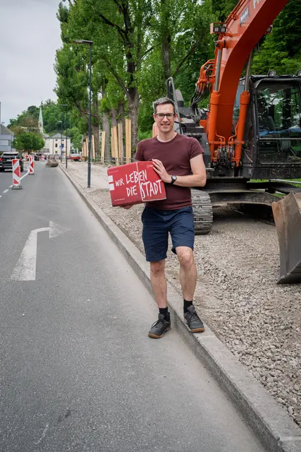 Die Bauarbeiten in der Leopoldskronstraße sollen den Geh- und Radweg sicherer und komfortabler machen. Gleichzeitig werden die Bedingungen für die bestehenden Bäume verbessert. Im Bild: Bürgermeister-Stellvertreter Kay-Michael Dankl. | Foto: Stadt Salzburg/Alexander Killer