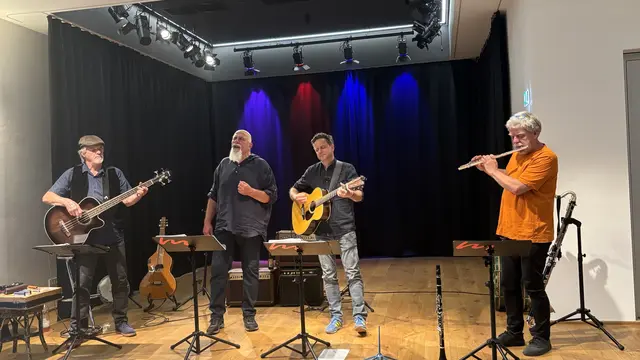 Das Querschläger-Quartett umrahmte am 8. Mai 2026 die Eröffnung des Projektes "Orte des Gedenkens" im Kuenburgsaal in Tamsweg musikalisch. | Foto: pjw