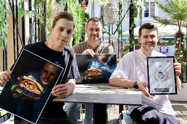 Thomas Hartner, Marcel Krain und Dominik Oberhumer (v.l.) freuen sich über die Auszeichnung für ihr "Mapo Sando Sandwich". | Foto: KinoPil.Studio