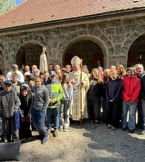 Ein besonderes Erlebnis für die Schüler und Schülerinnen der 2. Klasse der Neuen Mittelschule Schardenberg: Bischof Manfred Scheuer erfüllte den Wunsch von Religionslehrerin Maria Pichler und stellte sich spontan zu einem Erinnerungsfoto. | Foto: Franz Gruber