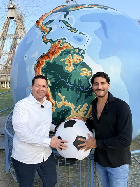 Berny (l.) und Pablo haben gemeinsam einen Song für die kommende Fussball-WM, die am 11. Juni startet, produziert.  | Foto: Berny Schremmer