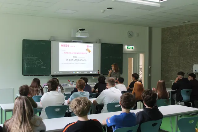 Bevor es ins Freie ging, gab es auch einen Vortrag zum Thema. | Foto: Blühen&Summen