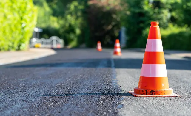 Die L33 Kreuzner Straße auf der Windischen Höhe oberhalb der Ortschaft Matschiedl wird umfassend saniert. (Symbolfoto) | Foto: stock.adobe.com/at/Frank H.