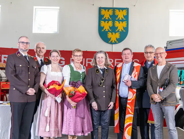 Anlässlich der Segnung des „Tank 10“ durfte die Freiwillige Feuerwehr Krems unter anderem Verkehrsminister Peter Hanke, Finanzlandesrat Anton Kasser, den Landtagsabgeordneten Josef Edlinger, den Kremser Bürgermeister Peter Molnar, Vizebürgermeister Florian Kamleitner, die Stadträte Günter Herz, Helmut Mayer, Bernadette Laister und Martin Sedelmaier sowie den niederösterreichischen Militärkommandanten Georg Härtinger, den Ausbildungsleiter des Feuerwehr- und Sicherheitszentrum Tulln, Bundesfeuerwehrrat Thomas Docekal, und den stellvertretenden Bezirksfeuerwehrkommandanten Martin Berner begrüßen. | Foto: Freiwillige Feuerwehr Krems / Manuel Kitzler