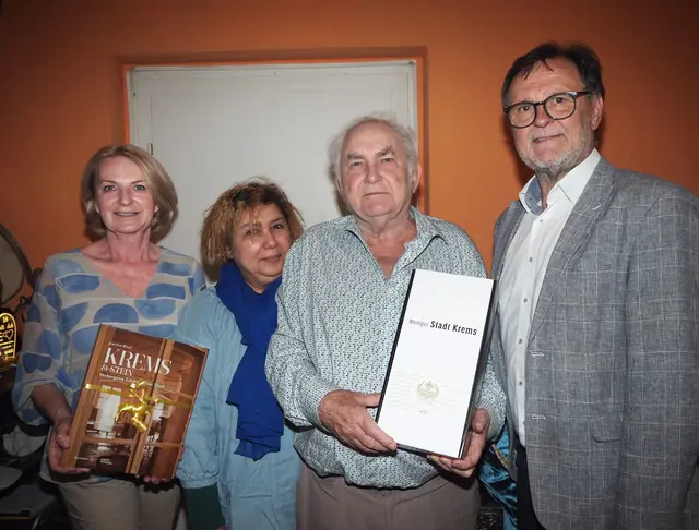 Vizebürgermeisterin Eva Hollerer, Zahra Tamalout, Jubilar Christian Kerschbaum und Stadtrat Werner Stöberl – von links. | Foto: Stadt Krems
