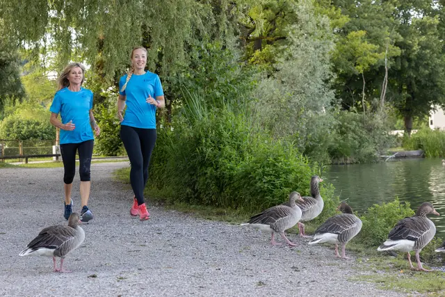 Ob direkt vor der Haustüre, in der Natur oder rund um einen See: das Laufen erfreut sich quer durch alle Altersgruppen großer Beliebtheit. Im Bild: Sabine Pichler und Julia Zweimüller von der "Bewegten Stadt". | Foto: Stadt Salzburg/Wildbild