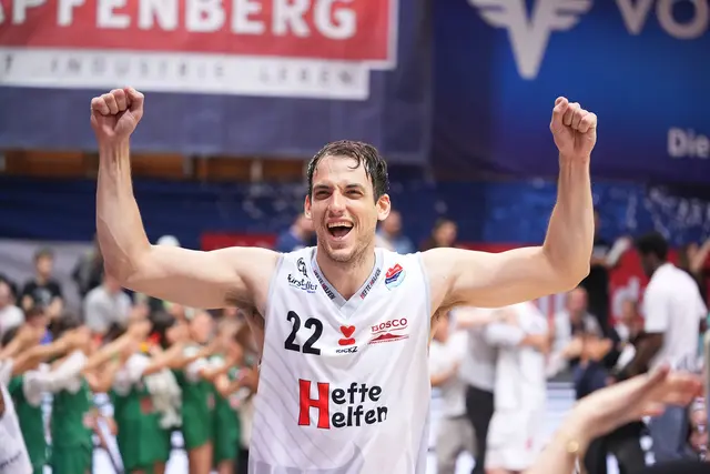 Bulls-Kapitän Nemo Krstic freut sich sichtlich über den Sieg über Graz. | Foto: Basketball Austria/Tobisch M.