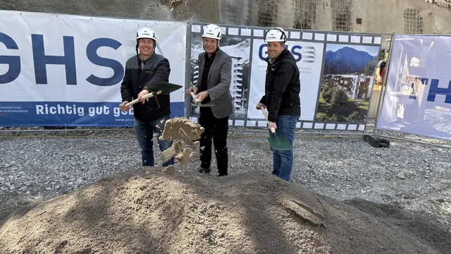 Am Mittwoch erfolgte der offizielle Spatenstich, v.l.: Stefan Lagg (Bgm. Lermoos), Dietmar Waldeck (Vorstand GHS), Mathias Jäger (Thuner-Bau). | Foto: MeinBezirk/Günther Reichel
