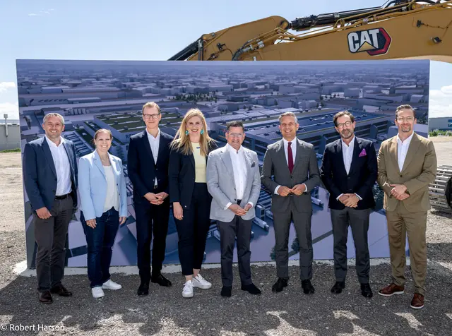 v.l.n.r: Reinhard Wakolbinger (Bereichsleiter für SCM Supply Side sowie das Zentrallager Ost und ALPHA), Isabella Handler (Projektleiterin Lager &amp; Transport), Erich Szuchy (Vorstandsvositzender BILLA), Marlene Zeidler-Beck (Abgeordnete zum niederösterreichischen Landtag), Marcel Haraszti (Vorstand REWE International AG), Wolfgang Hattmannsdorfer (Bundesminister für Wirtschaft, Energie und Tourismus), Christian Hörner (Geschäftsführer Lager &amp; Transport), Markus Geyer (Geschäftsführer BIPA). | Foto: RIAG / Robert Harson