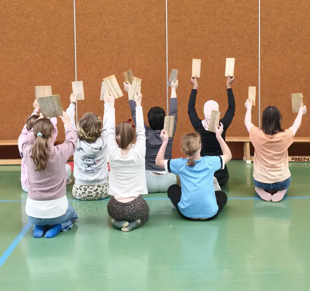 Die Teilnehmerinnen mit Brettern, die sie selbst mit der Faust durchgeschlagen haben. | Foto: Verein Brückenpfeiler