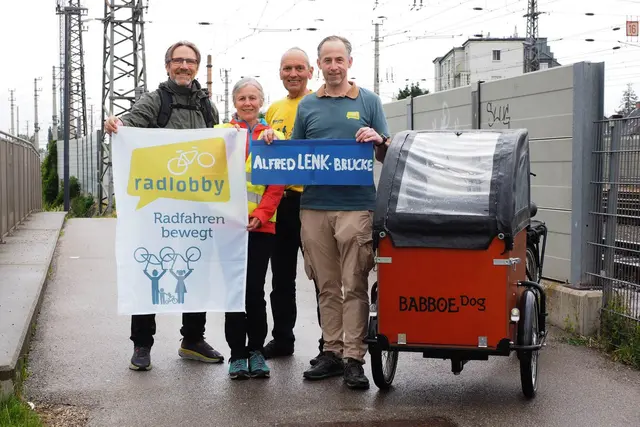RadlobbyWN bei der vielleicht bald "Alfred-Lenk-Brücke": v.l.n.r Oskar Koschaintsch, Dr. Irene Nemeth (Gruppensprecherin 2026), Dr. Gerold Petritsch, Clemens Kraus. | Foto: Gerold Petritsch